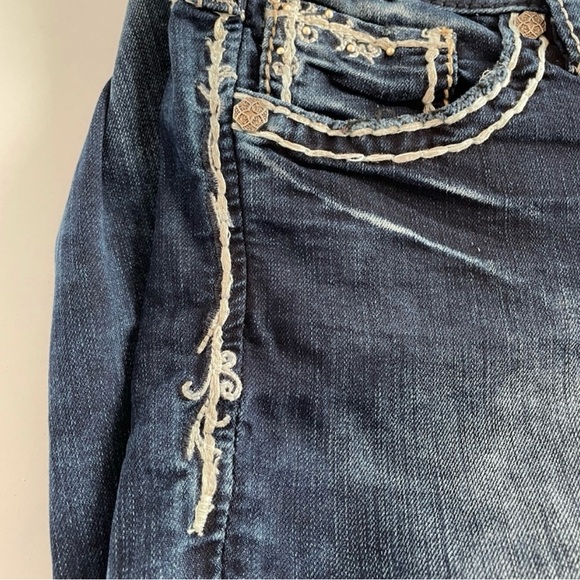 Silver jeans, Lightly distressed, dark wash Bluejeans - Picture 5 of 14